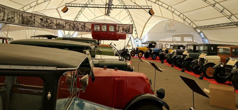 В «МореМолл» открылась выставка ретро-автомобилей