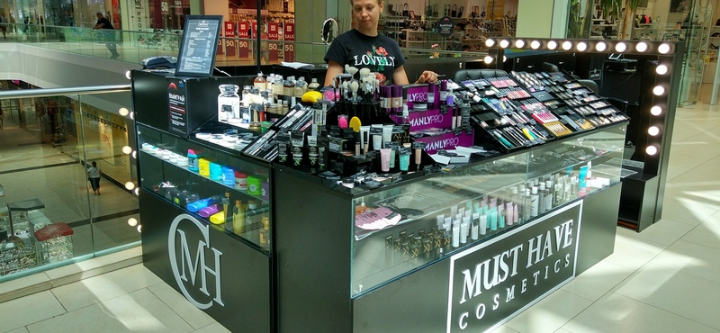 В «МореМолл» открылся киоск Must Have Cosmetics